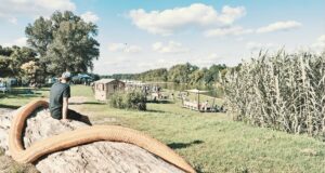 La corde orange symbolise à la fois la rivière et la solidarité qui s'exprime après chaque Aiga entre les habitants- © Photographie Emmanuel Naffrechoux